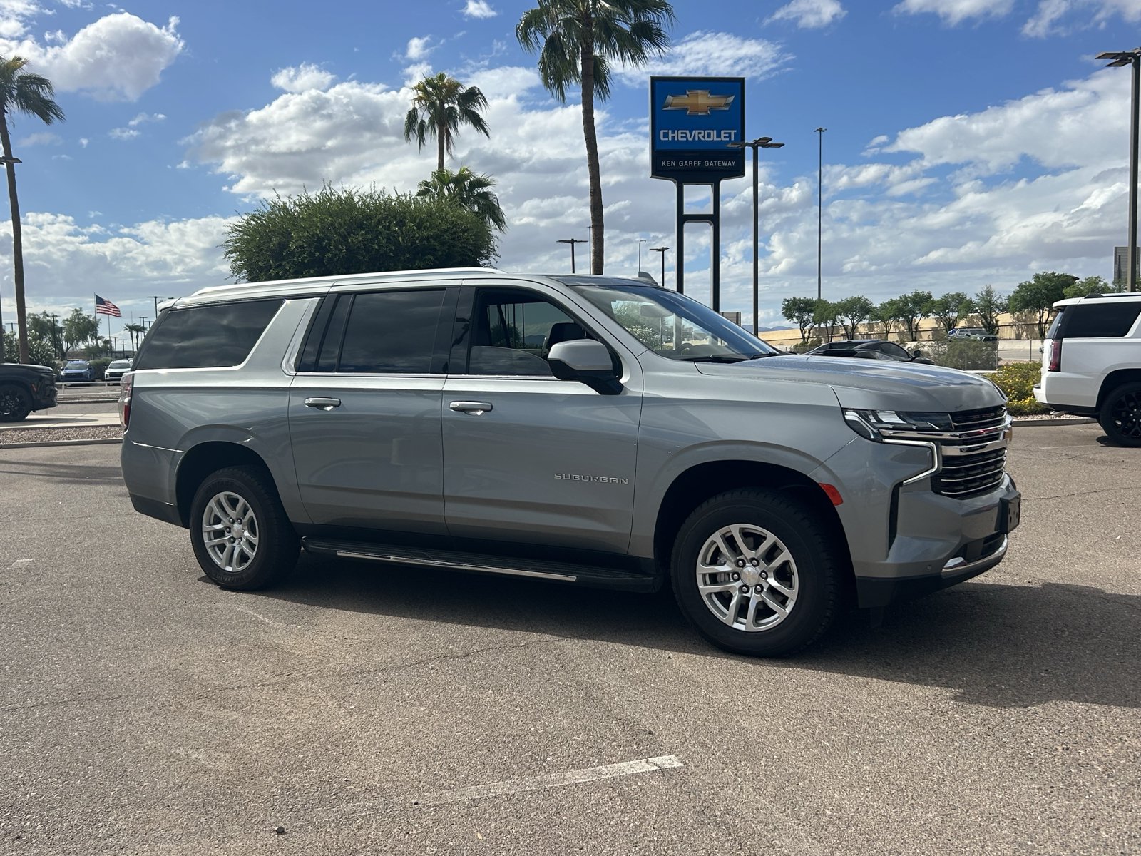 Used 2024 Chevrolet Suburban LT RWD image 7
