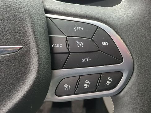 Used 2023 Chrysler Pacifica Touring-L image 23