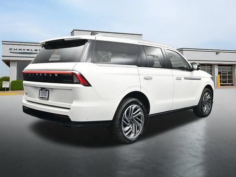 Used 2025 Lincoln Navigator Reserve AWD/4WD image 5