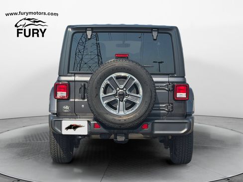 Used 2018 Jeep Wrangler Unlimited Sahara AWD/4WD image 4