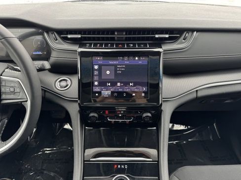 Used 2023 Jeep Grand Cherokee Laredo image 2