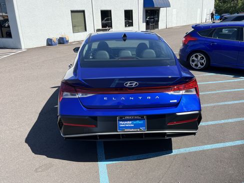 Certified 2025 Hyundai Elantra Limited FWD image 4