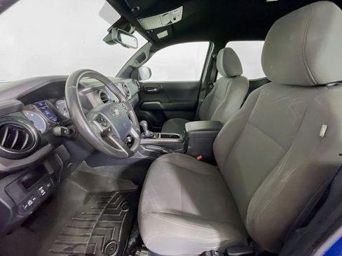 Used 2018 Toyota Tacoma TRD Sport image 13