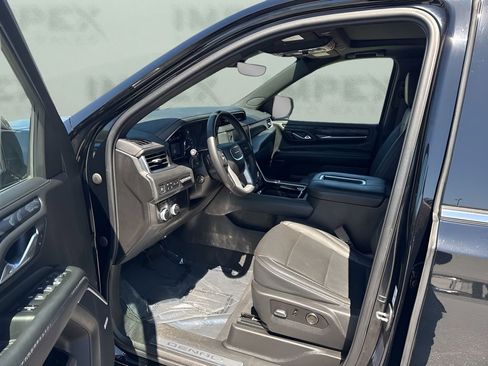 Used 2021 GMC Yukon XL Denali w/ Denali Premium Package AWD/4WD image 9