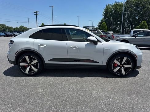 Used 2025 Porsche Macan 4S Electric AWD/4WD image 8