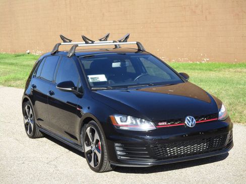 Used 2017 Volkswagen GTI SE FWD image 10