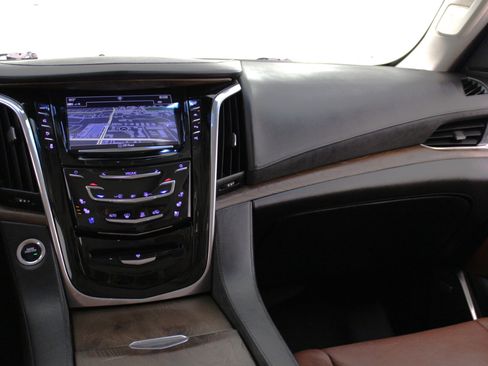 Used 2018 Cadillac Escalade Luxury image 60