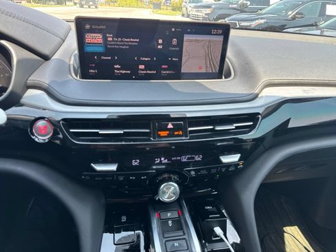 Used 2024 Acura MDX w/ Technology Package FWD image 9