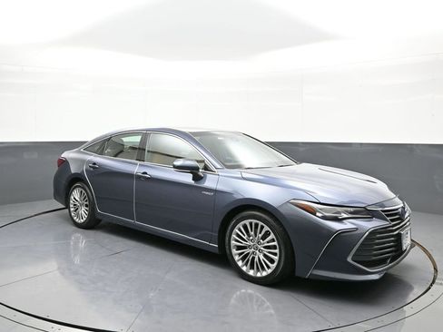 Used 2020 Toyota Avalon Limited image 4