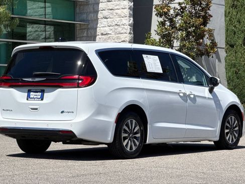 Used 2023 Chrysler Pacifica Touring-L FWD image 4