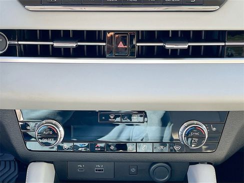 New 2025 Mitsubishi Outlander SEL image 13