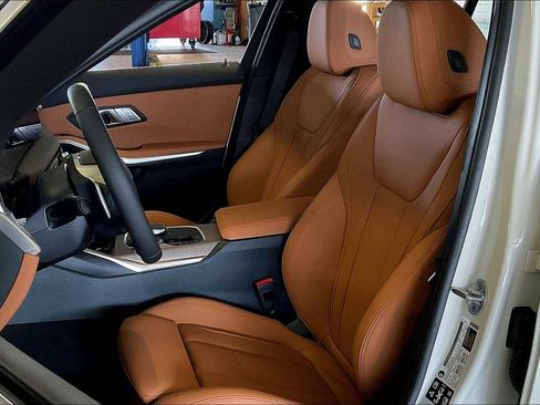 Used 2025 BMW 330i xDrive Sedan w/ Premium Package image 9