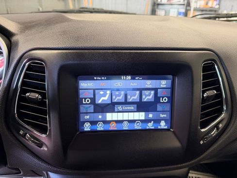 Used 2018 Jeep Compass Latitude w/ Popular Equipment Group AWD/4WD image 14