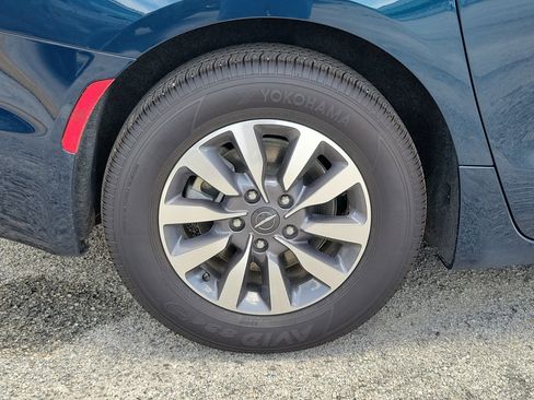 Used 2025 Chrysler Pacifica Select FWD image 5