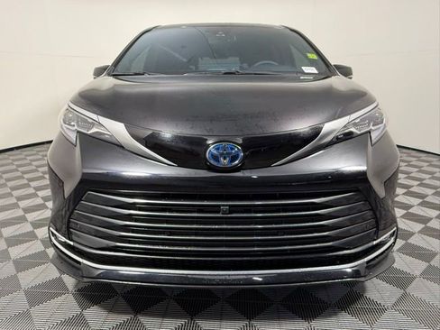 Used 2025 Toyota Sienna Platinum image 12