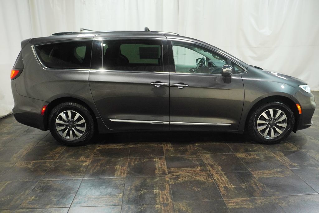 Used 2021 Chrysler Pacifica Limited w/ Uconnect Theater Family Group FWD image 3