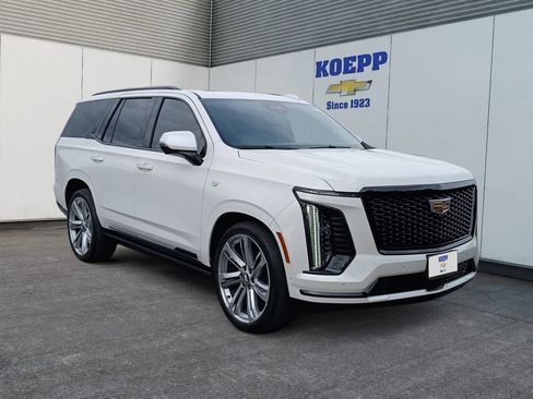 Used 2025 Cadillac Escalade Sport Platinum w/ LPO, Floor Liner Package AWD/4WD image 7