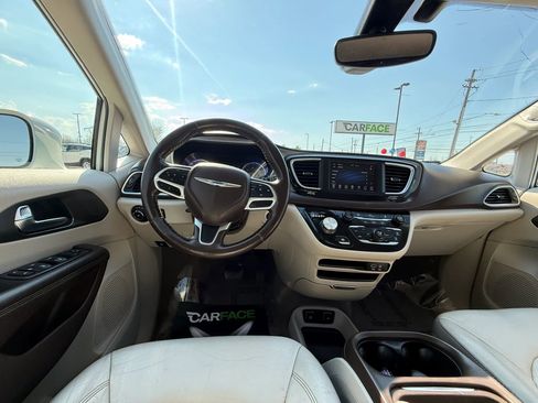 Used 2019 Chrysler Pacifica Touring-L FWD image 29