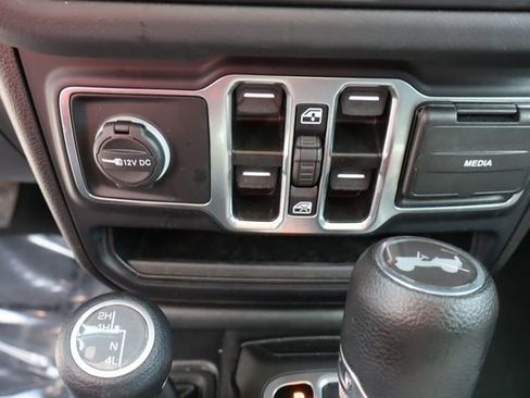 Used 2025 Jeep Wrangler Unlimited Sahara AWD/4WD image 34