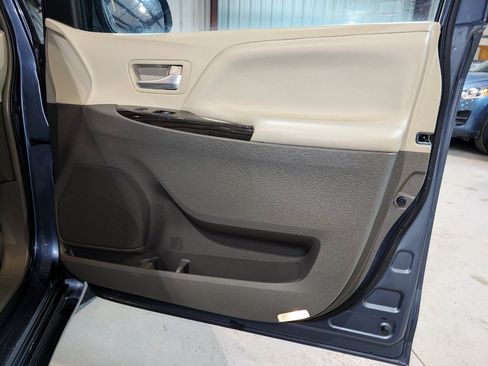 Used 2017 Toyota Sienna FWD image 28
