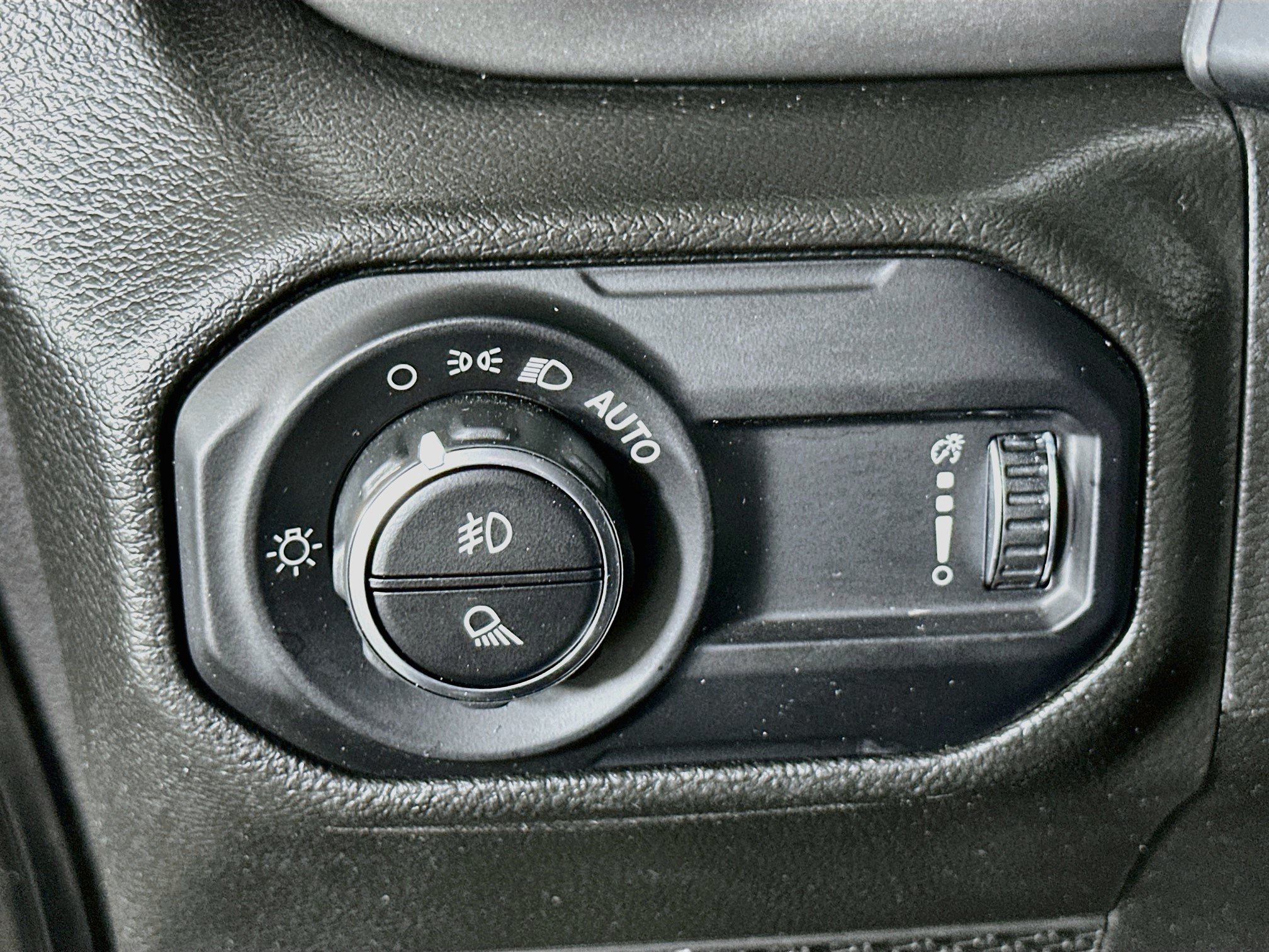Used 2023 Jeep Gladiator Sport AWD/4WD image 16