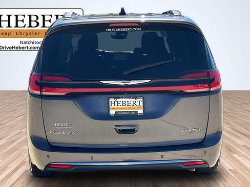 Used 2023 Chrysler Pacifica Limited FWD image 4