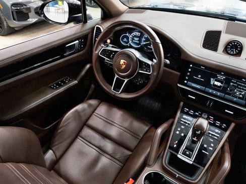 Used 2023 Porsche Cayenne image 10