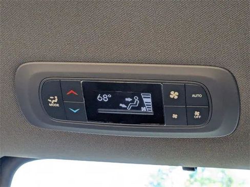 Certified 2020 Chrysler Pacifica Touring-L w/ Advanced Safetytec Group image 22