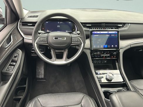 Used 2023 Jeep Grand Cherokee L Limited w/ Luxury Tech Group II AWD/4WD image 10