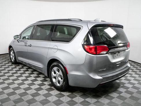 Used 2018 Chrysler Pacifica Touring-L image 8