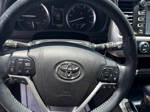 Used 2017 Toyota Highlander Limited Platinum AWD/4WD image 9