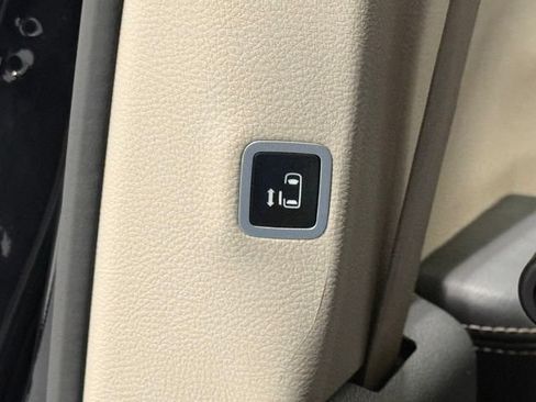 Used 2024 Chrysler Pacifica Touring-L FWD image 38