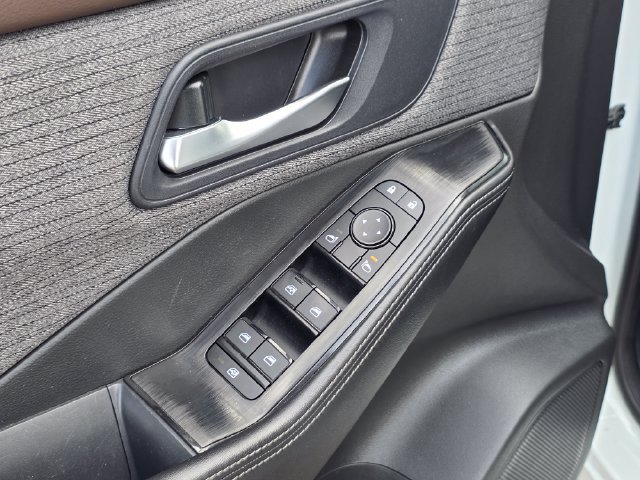Used 2023 Nissan Rogue SV AWD/4WD image 18