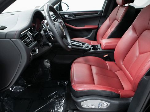 Certified 2025 Porsche Macan image 16