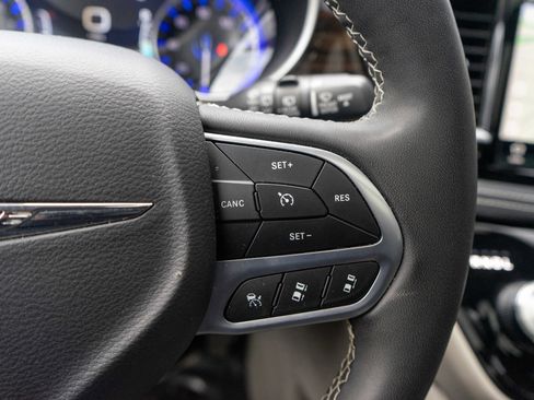 Used 2023 Chrysler Pacifica Limited image 26