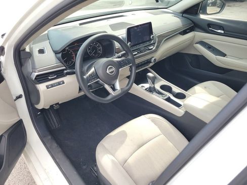 Used 2025 Nissan Altima 2.5 SV FWD image 15