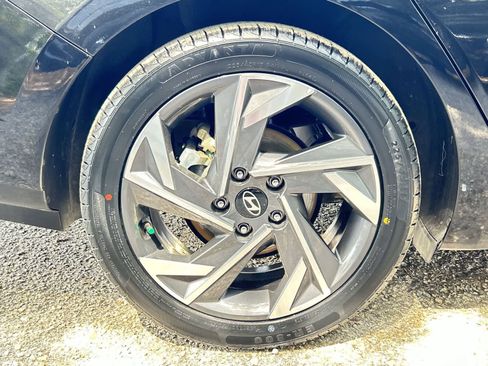 Used 2024 Hyundai Elantra Limited FWD image 5
