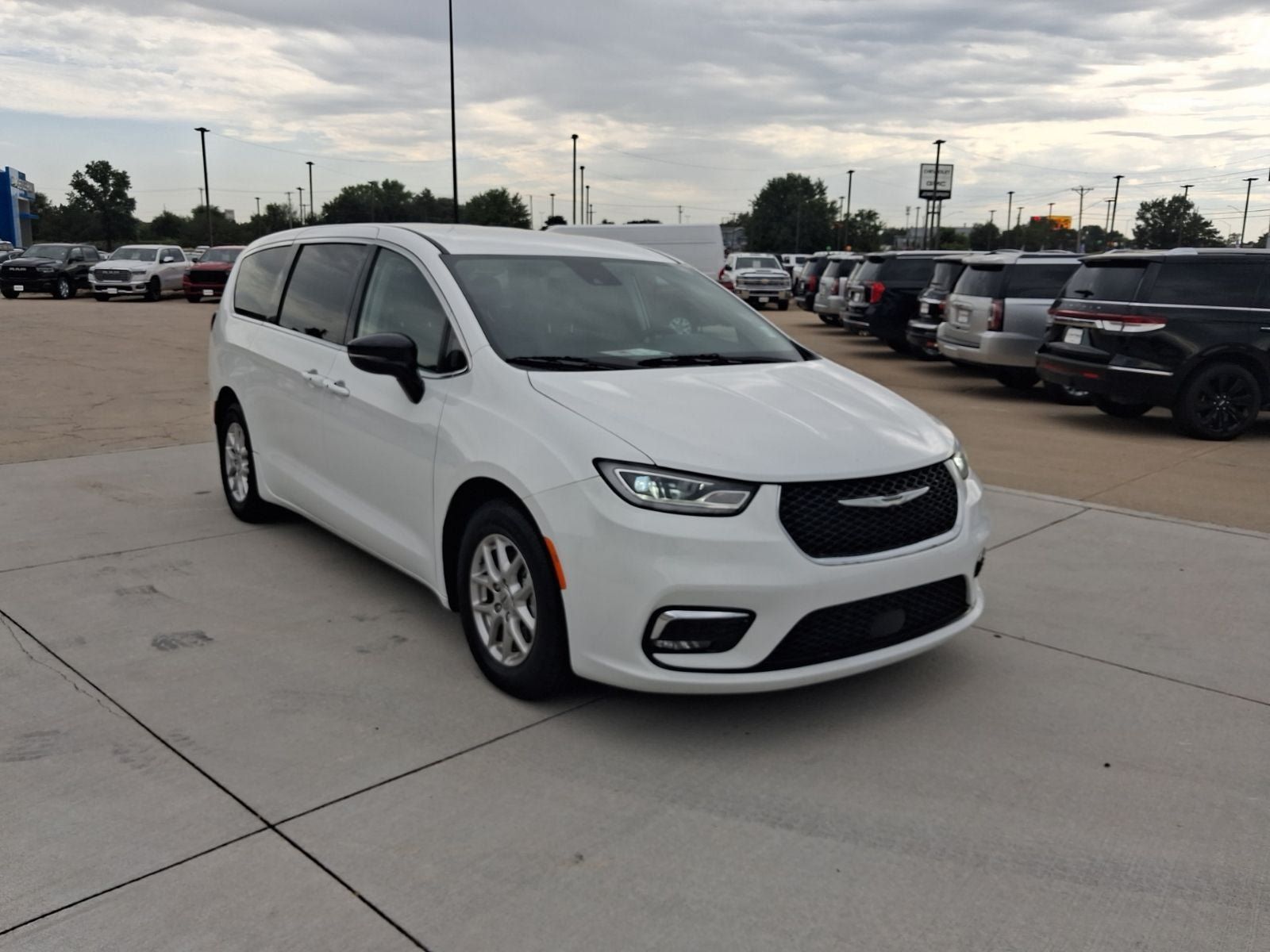 Used 2024 Chrysler Pacifica Touring-L FWD image 7