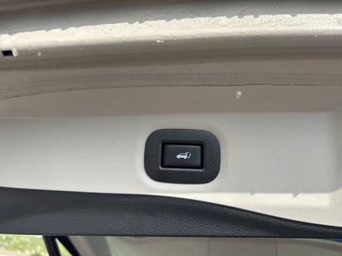 Used 2020 Nissan Rogue SV image 11