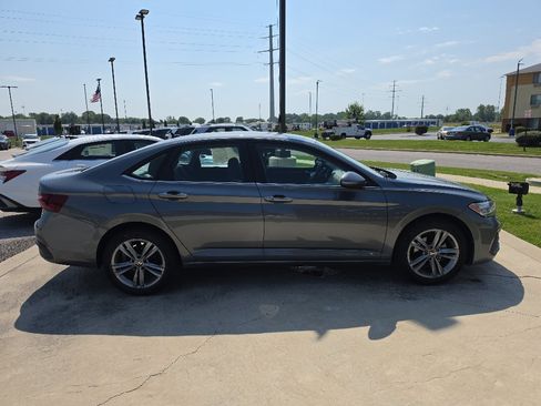 Used 2024 Volkswagen Jetta SE FWD image 4