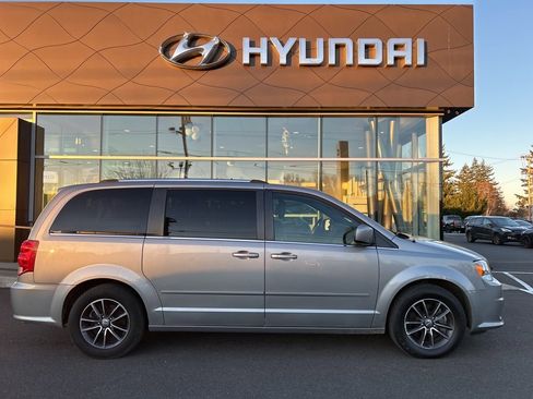 Used 2017 Dodge Grand Caravan SXT image 2