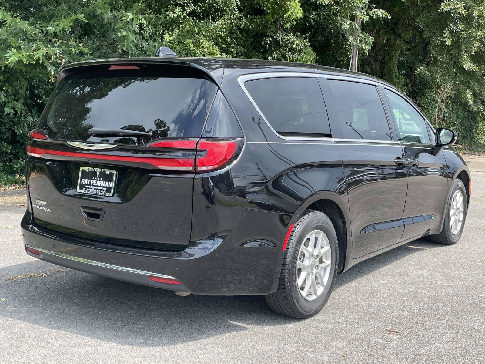 Used 2024 Chrysler Pacifica Touring-L FWD image 3