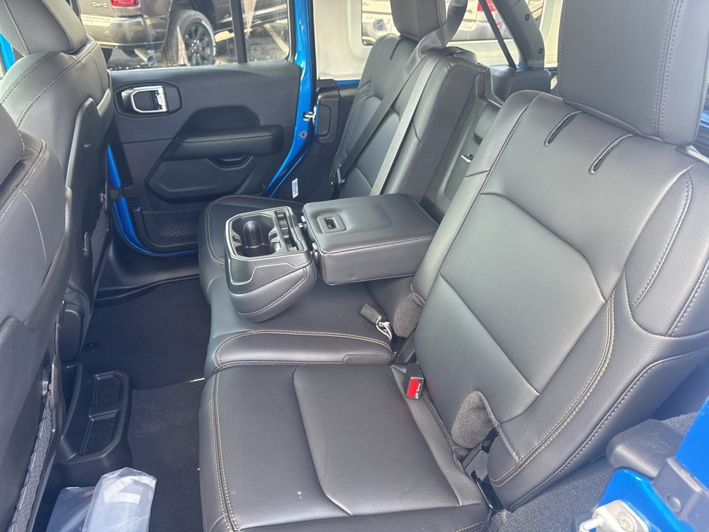 Used 2025 Jeep Wrangler Unlimited Sahara w/ Safety Group AWD/4WD image 40
