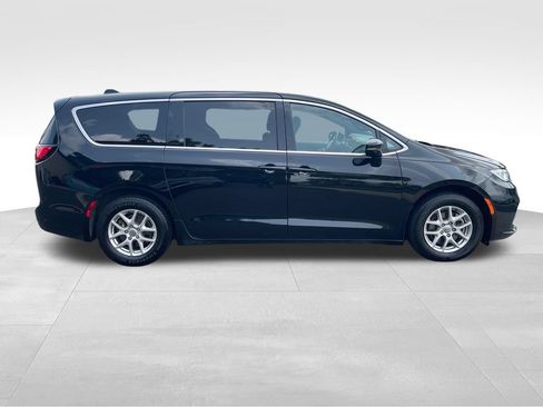 Used 2024 Chrysler Pacifica Touring FWD image 6