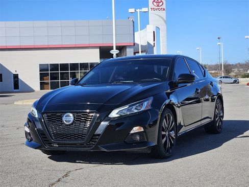 Used 2022 Nissan Altima 2.5 SR w/ Midnight Edition Package image 2