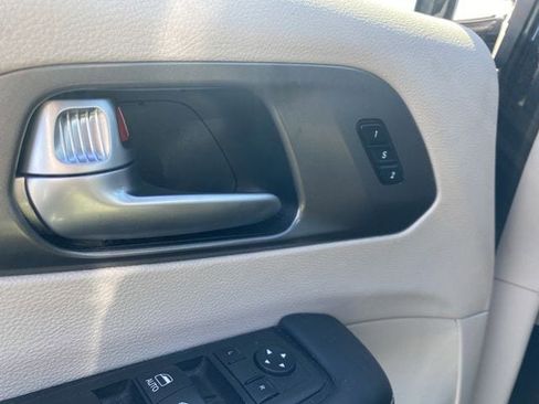 Used 2024 Chrysler Pacifica Touring-L image 39