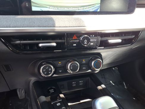 Used 2025 Nissan Kicks SV AWD/4WD image 11