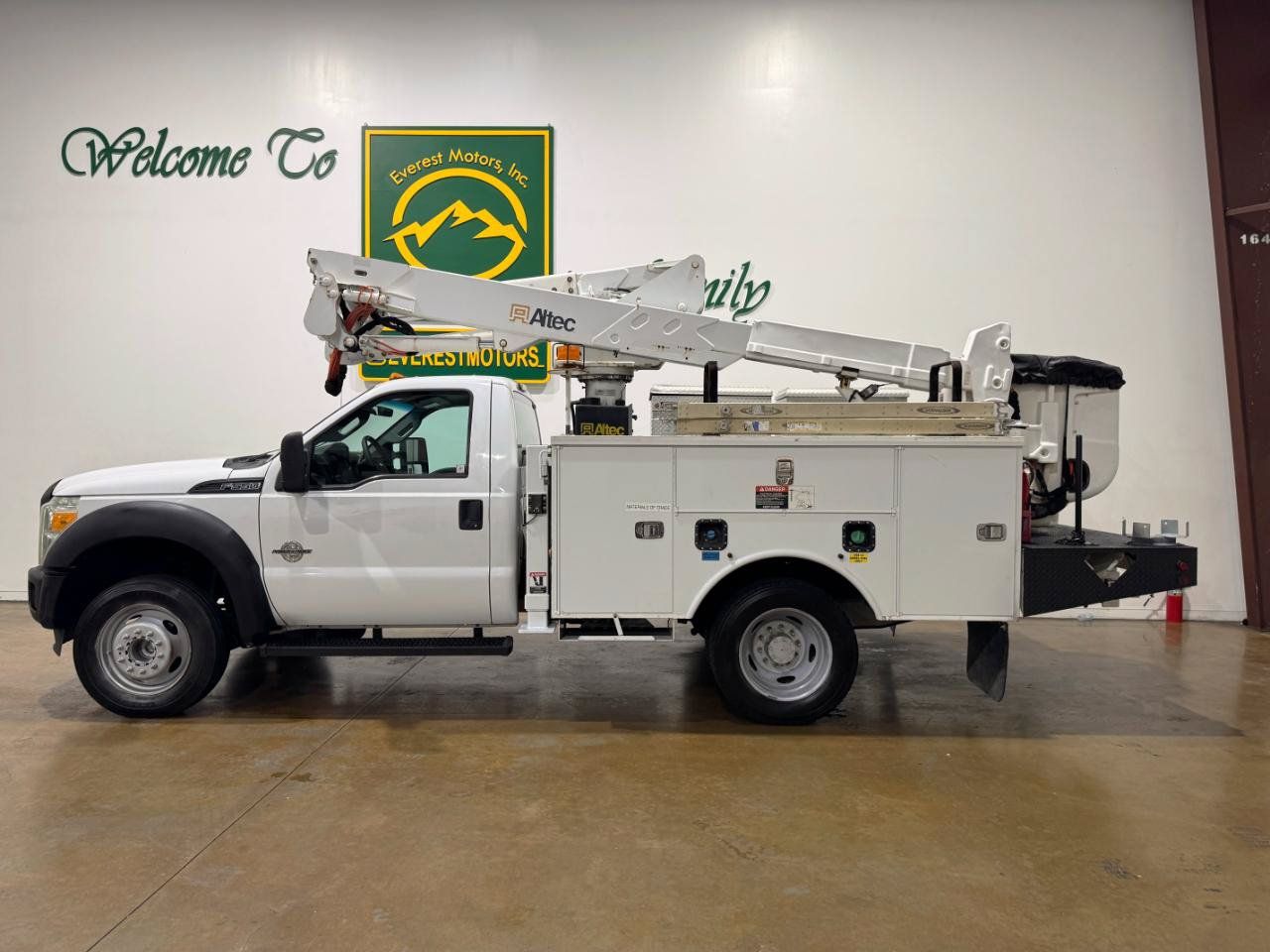 Used 2012 Ford F550 Luxury w/ Snow Plow Prep Pkg RWD image 4