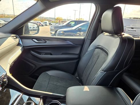 New 2025 Jeep Grand Cherokee Altitude image 24