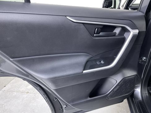 Used 2021 Toyota RAV4 LE AWD/4WD image 18